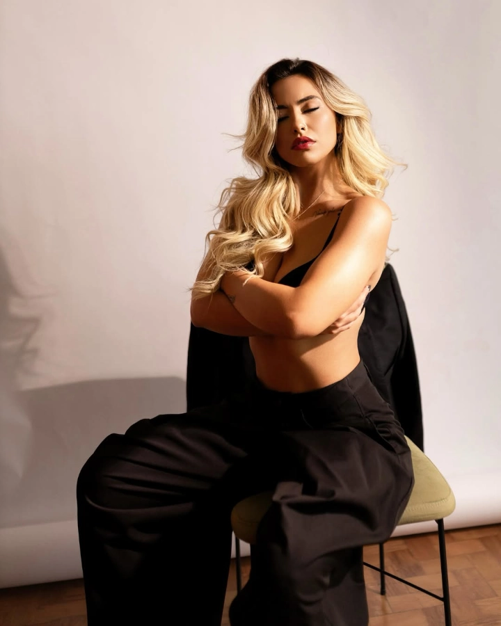 Mariana Tollendal Looking Stunningly Gorgeous