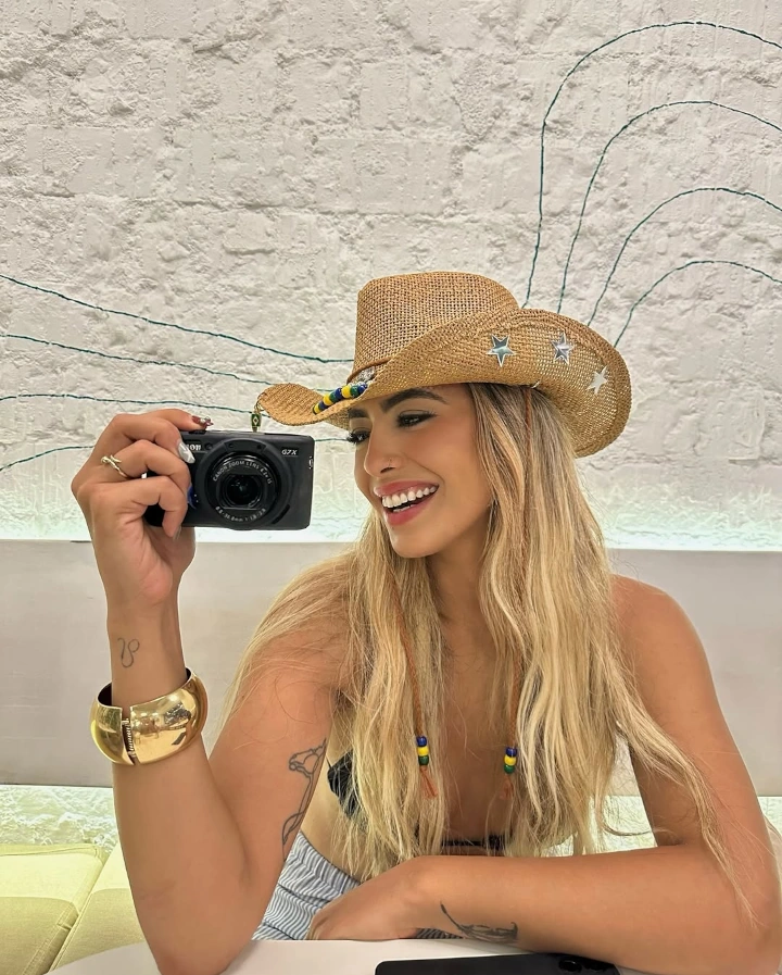 Mariana Tollendal Taking a Selfie