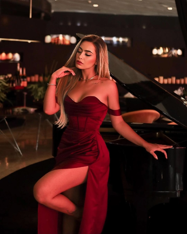 Mariana Tollendal showing her beautiful Cleavage