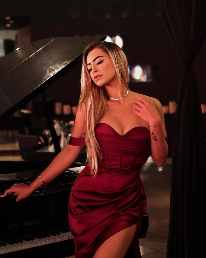 Mariana Tollendal's Gorgeous Cleavage