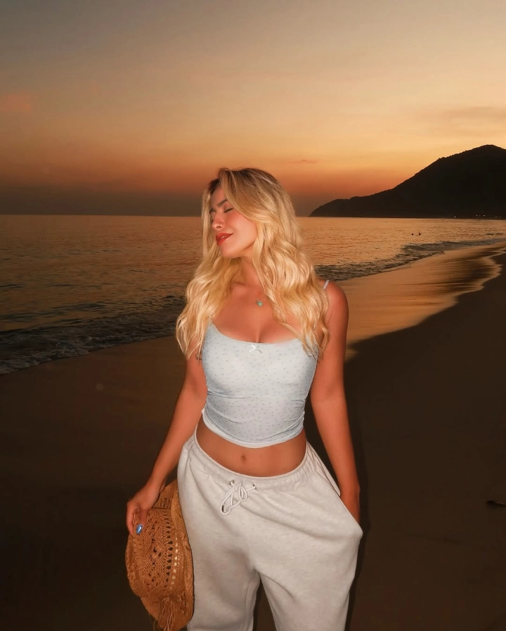 Mariana Tollendal's Hottest and Cutest Cleavage Shown Ever
