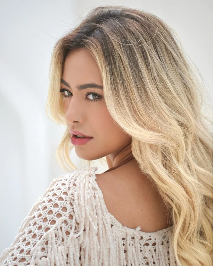 Mariana Tollendal's Long Hair