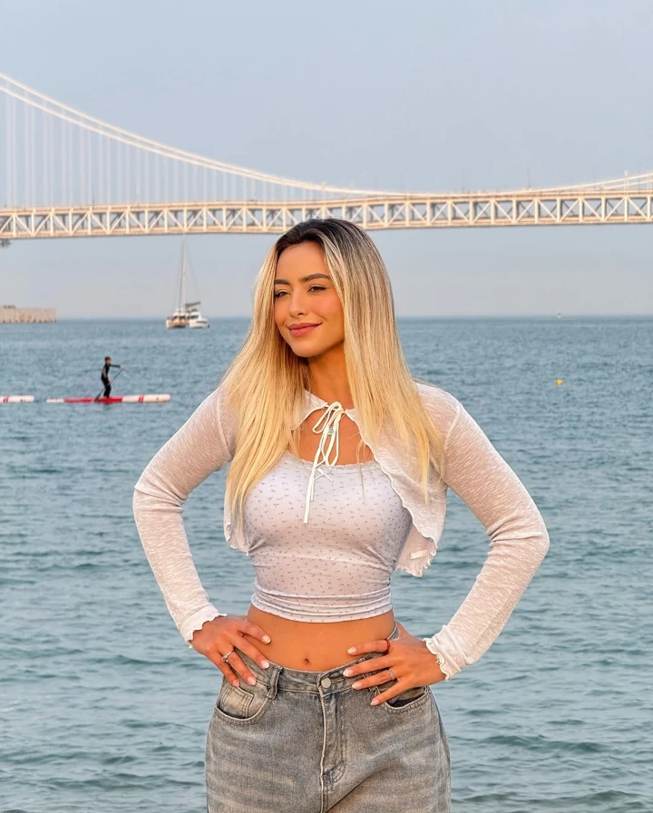 Mariana Tollendal's Prettiest and Deep Cleavage