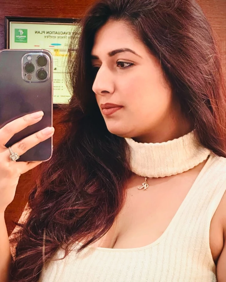 Rasha Kirmani Taking her own Selfie