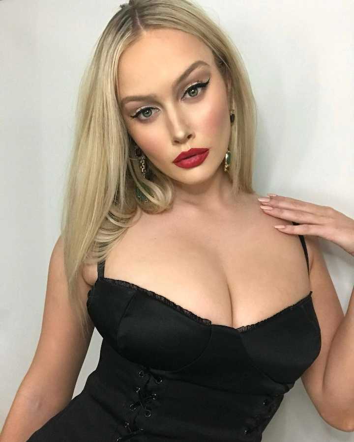 Simone Holtznagel's Peaty Cleavage